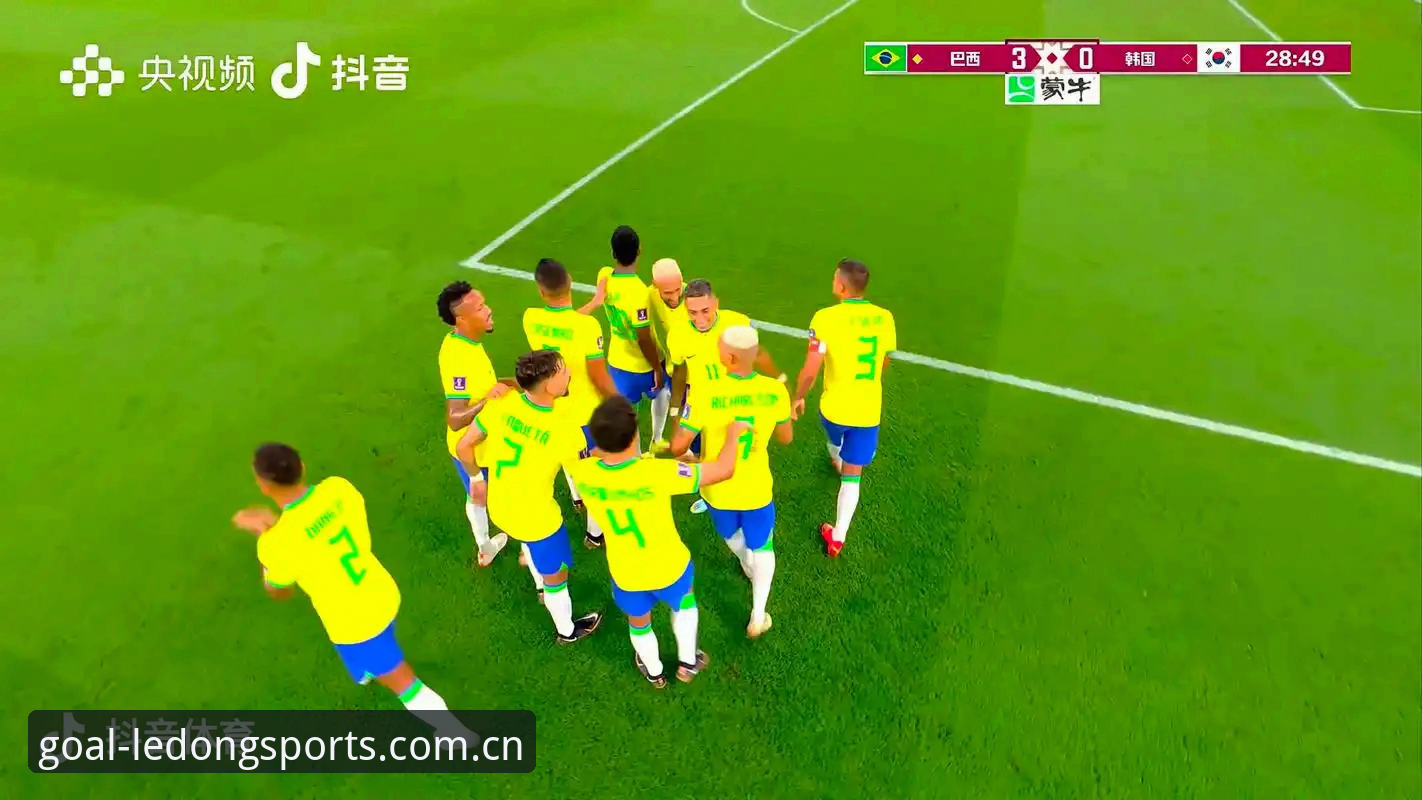 一记拥吻轰动世界杯，足球的快乐为什么总离不开“突破”？——从一个意外镜头看绿茵场内外那些被忽视的“难度模式”